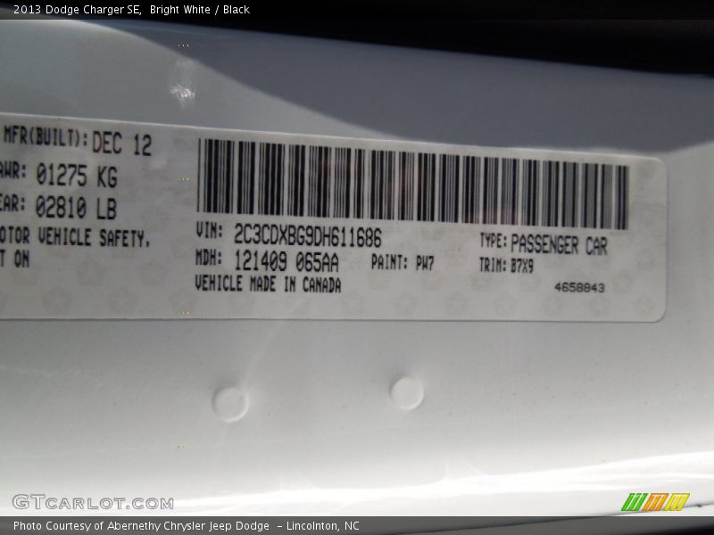 Bright White / Black 2013 Dodge Charger SE