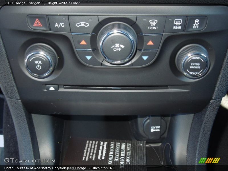 Bright White / Black 2013 Dodge Charger SE