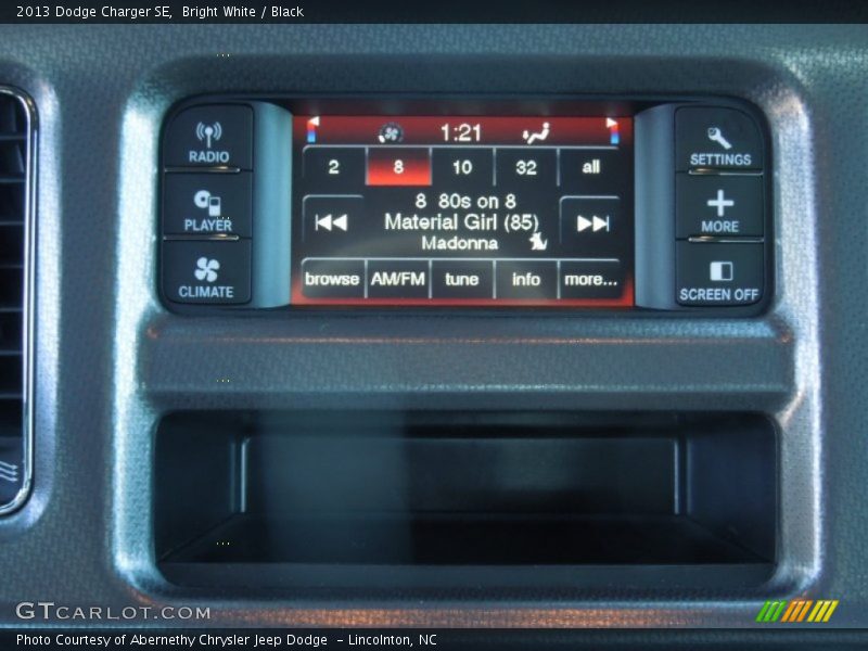 Bright White / Black 2013 Dodge Charger SE