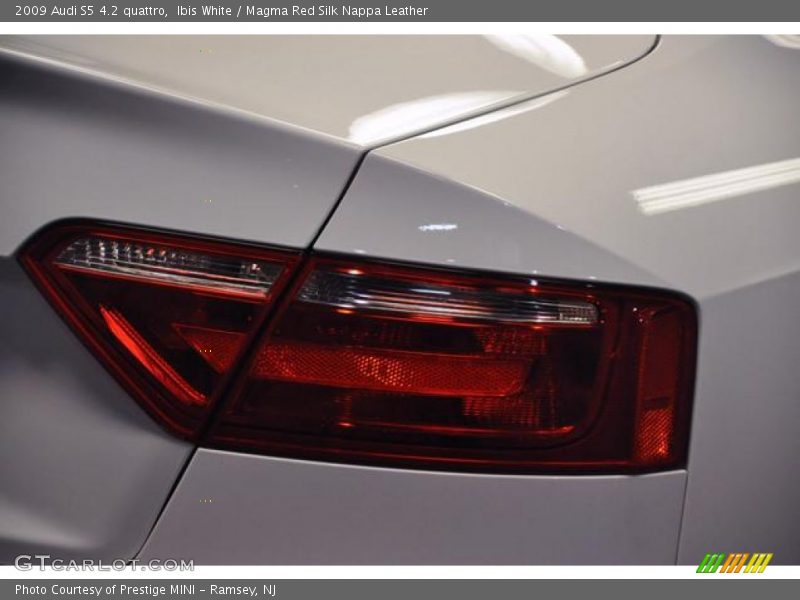Ibis White / Magma Red Silk Nappa Leather 2009 Audi S5 4.2 quattro