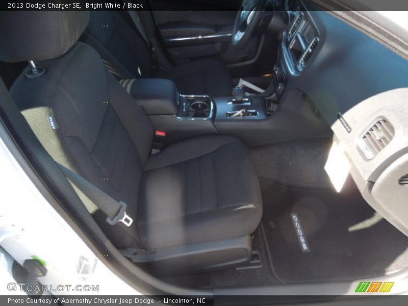 Bright White / Black 2013 Dodge Charger SE