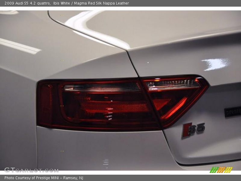 Ibis White / Magma Red Silk Nappa Leather 2009 Audi S5 4.2 quattro