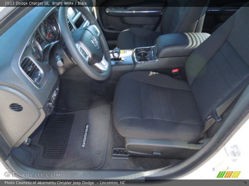 Bright White / Black 2013 Dodge Charger SE