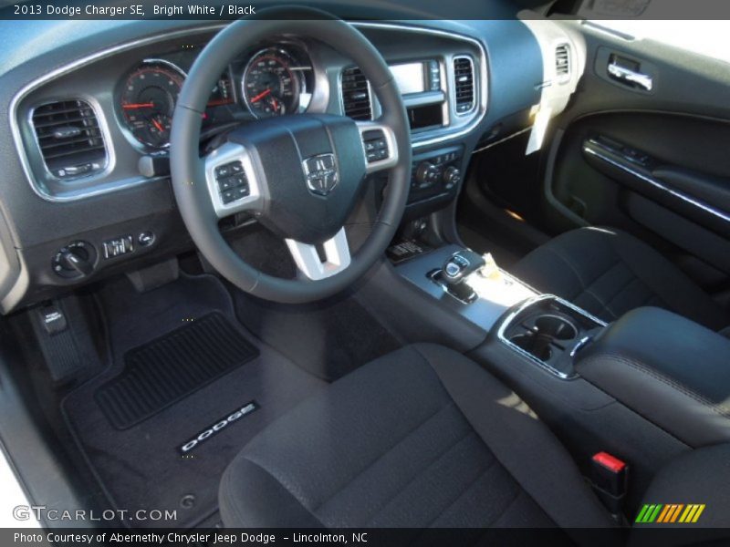 Bright White / Black 2013 Dodge Charger SE