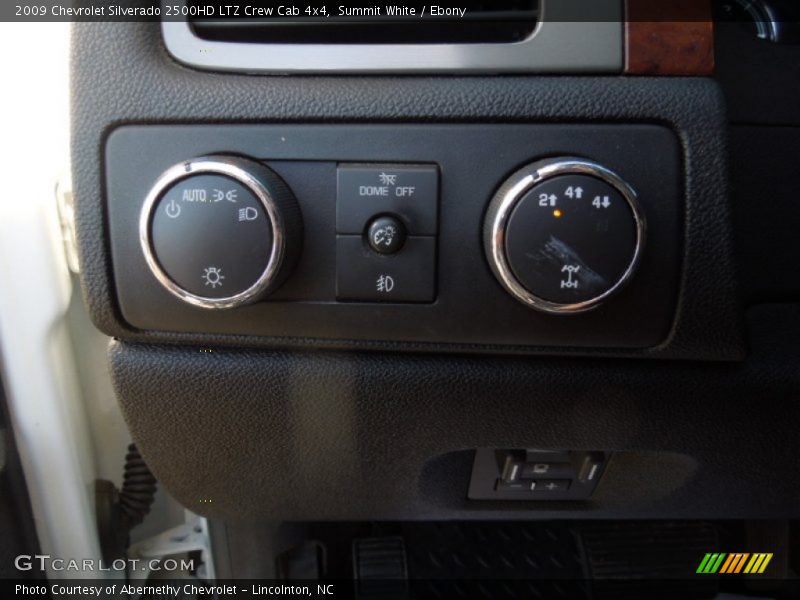 Controls of 2009 Silverado 2500HD LTZ Crew Cab 4x4