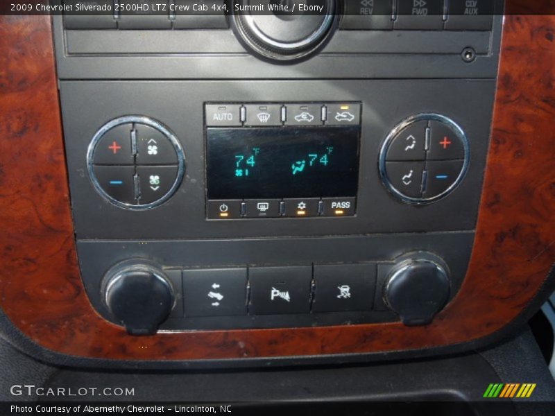 Controls of 2009 Silverado 2500HD LTZ Crew Cab 4x4