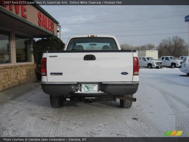 Oxford White Clearcoat / Medium Flint 2007 Ford F250 Super Duty XL SuperCab 4x4