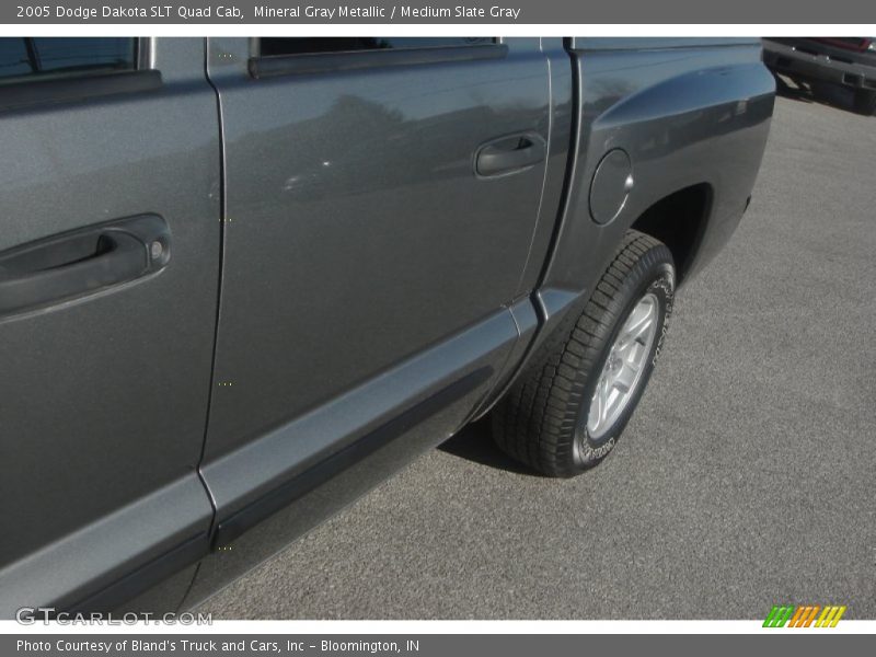 Mineral Gray Metallic / Medium Slate Gray 2005 Dodge Dakota SLT Quad Cab