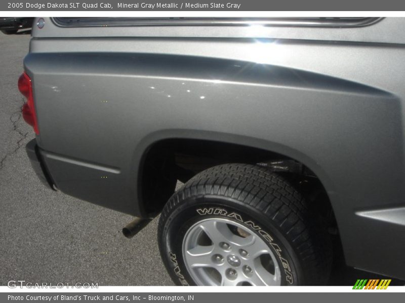 Mineral Gray Metallic / Medium Slate Gray 2005 Dodge Dakota SLT Quad Cab