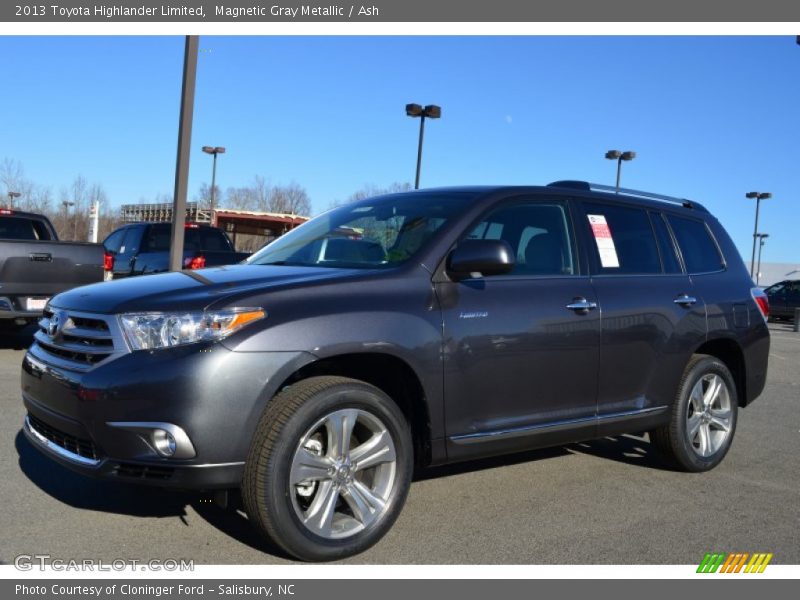 Front 3/4 View of 2013 Highlander Limited