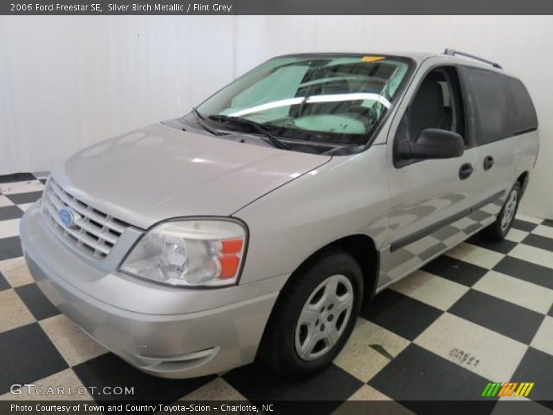 Front 3/4 View of 2006 Freestar SE