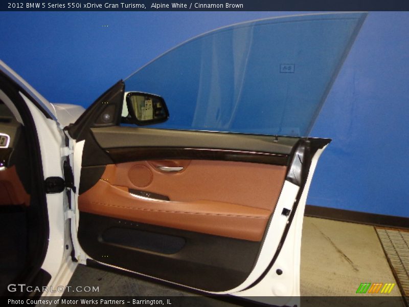 Alpine White / Cinnamon Brown 2012 BMW 5 Series 550i xDrive Gran Turismo
