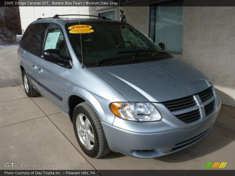 Front 3/4 View of 2005 Caravan SXT