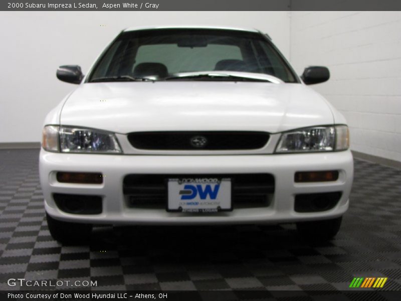 Aspen White / Gray 2000 Subaru Impreza L Sedan