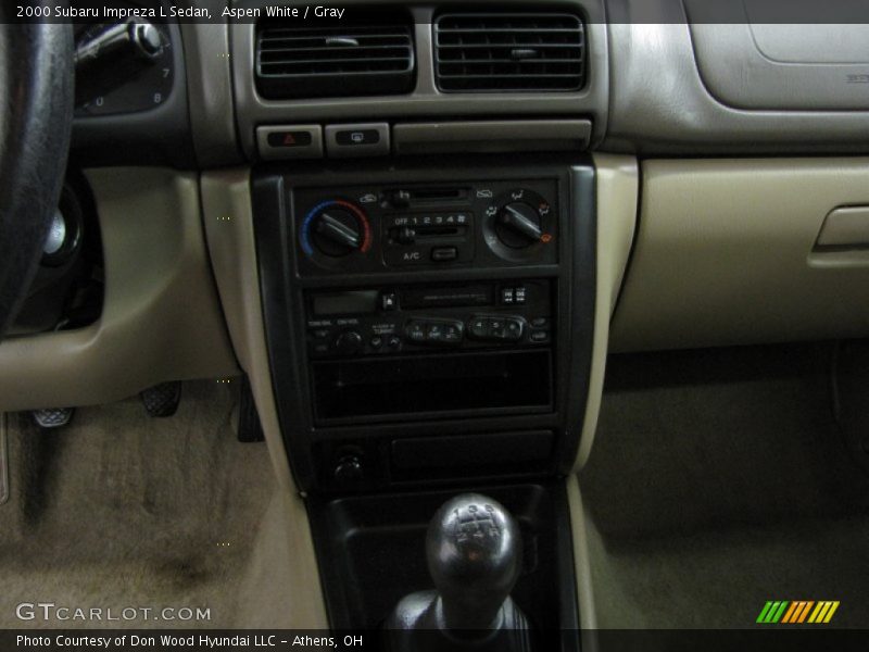 Aspen White / Gray 2000 Subaru Impreza L Sedan
