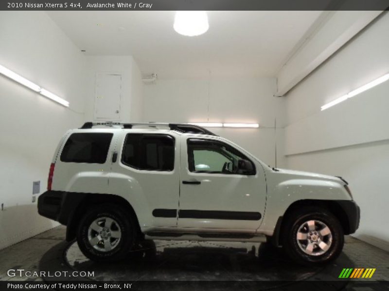 Avalanche White / Gray 2010 Nissan Xterra S 4x4