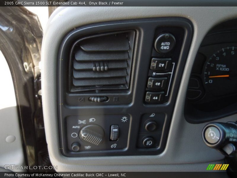 Controls of 2005 Sierra 1500 SLT Extended Cab 4x4