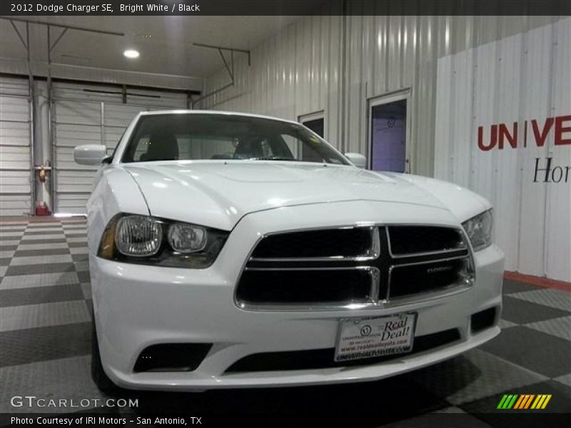 Bright White / Black 2012 Dodge Charger SE
