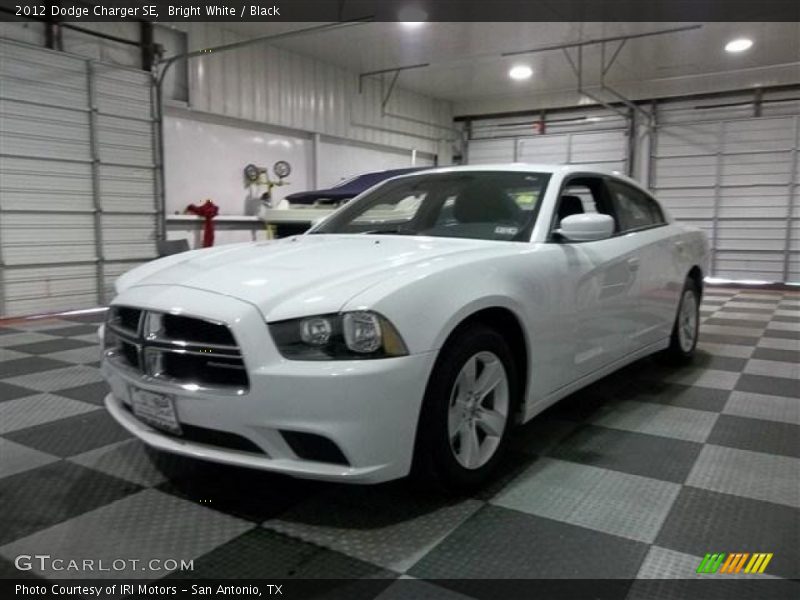 Bright White / Black 2012 Dodge Charger SE