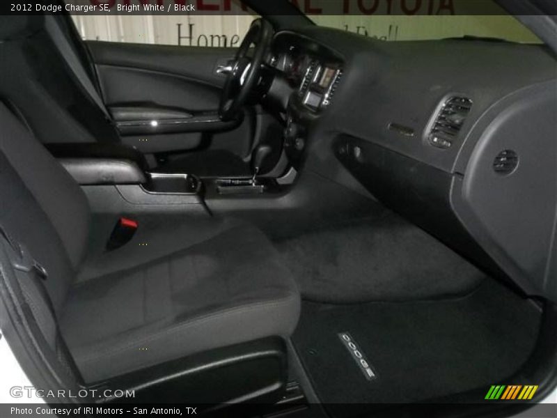 Bright White / Black 2012 Dodge Charger SE