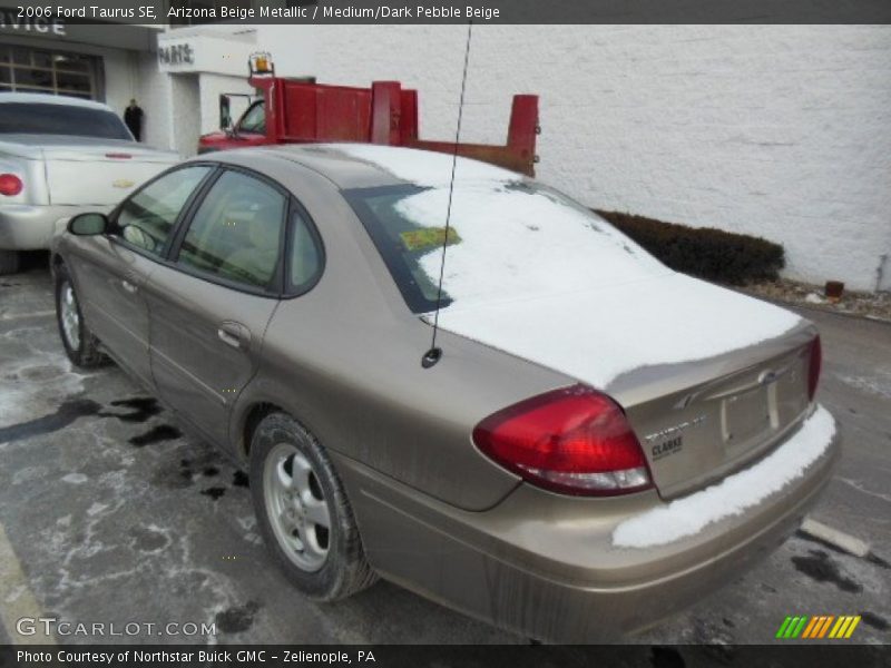 Arizona Beige Metallic / Medium/Dark Pebble Beige 2006 Ford Taurus SE