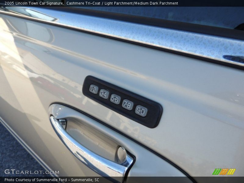 Cashmere Tri-Coat / Light Parchment/Medium Dark Parchment 2005 Lincoln Town Car Signature