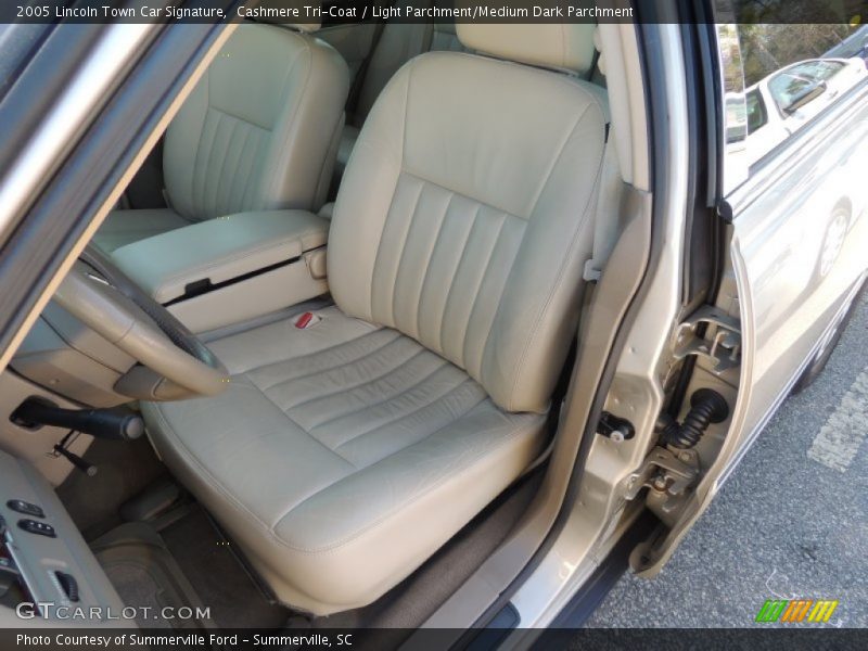 Cashmere Tri-Coat / Light Parchment/Medium Dark Parchment 2005 Lincoln Town Car Signature