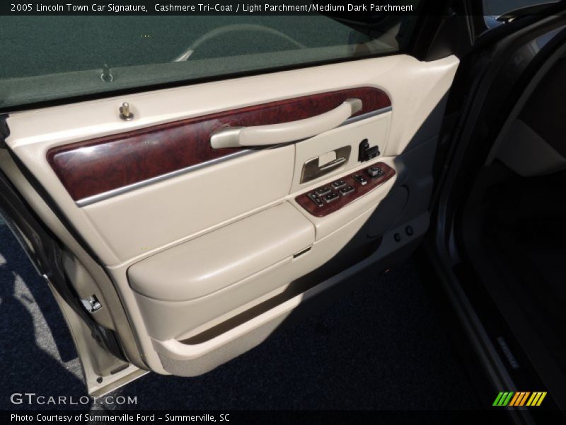 Cashmere Tri-Coat / Light Parchment/Medium Dark Parchment 2005 Lincoln Town Car Signature