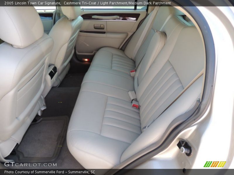 Cashmere Tri-Coat / Light Parchment/Medium Dark Parchment 2005 Lincoln Town Car Signature