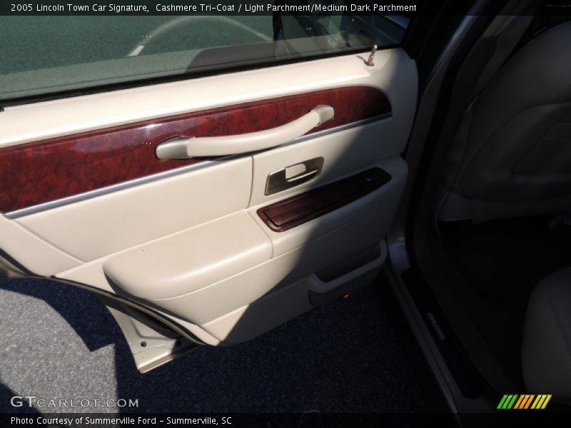 Cashmere Tri-Coat / Light Parchment/Medium Dark Parchment 2005 Lincoln Town Car Signature