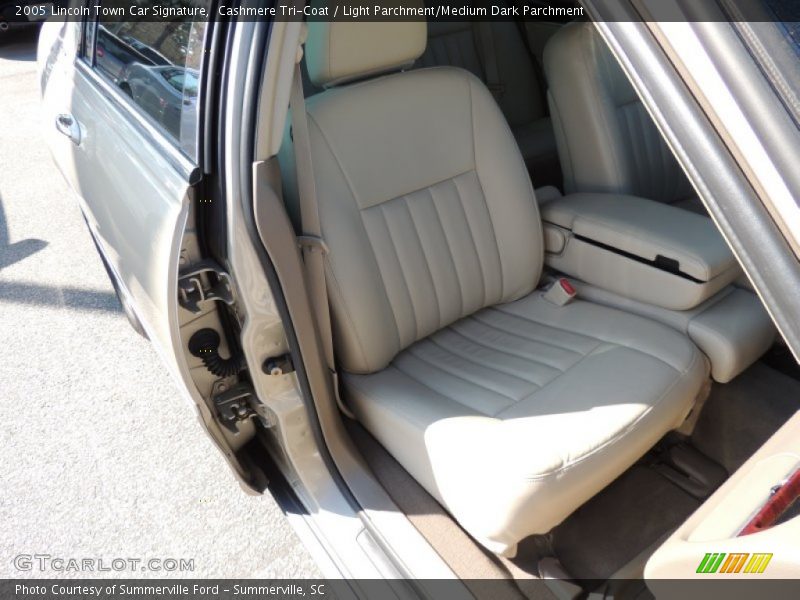 Cashmere Tri-Coat / Light Parchment/Medium Dark Parchment 2005 Lincoln Town Car Signature