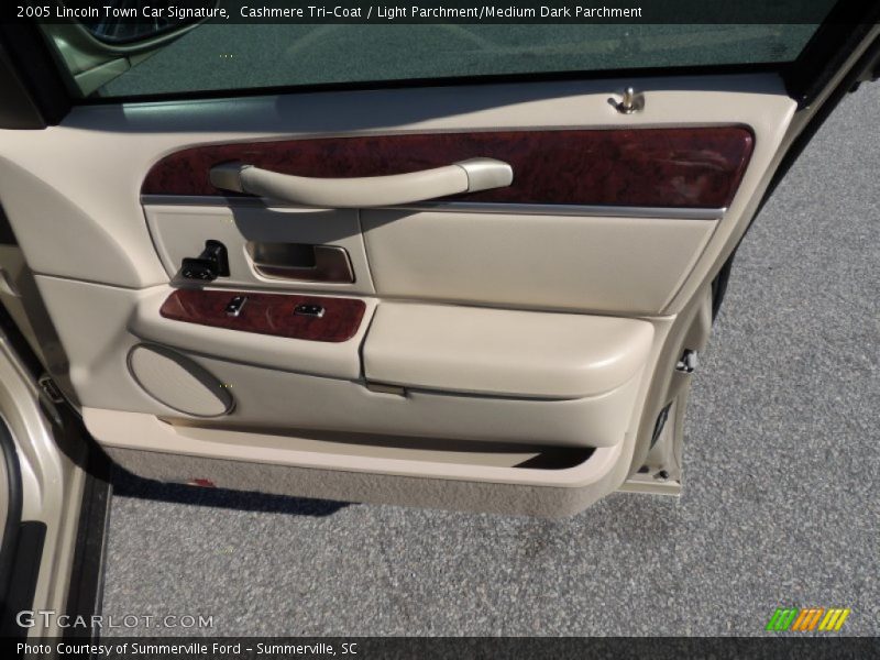 Cashmere Tri-Coat / Light Parchment/Medium Dark Parchment 2005 Lincoln Town Car Signature
