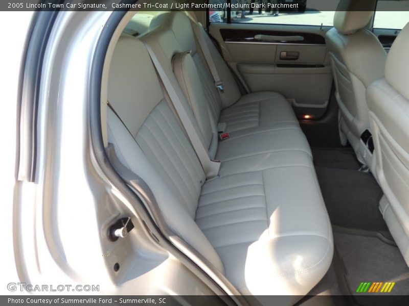 Cashmere Tri-Coat / Light Parchment/Medium Dark Parchment 2005 Lincoln Town Car Signature