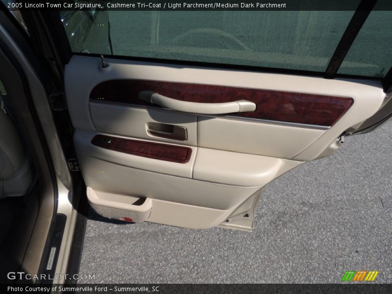 Cashmere Tri-Coat / Light Parchment/Medium Dark Parchment 2005 Lincoln Town Car Signature