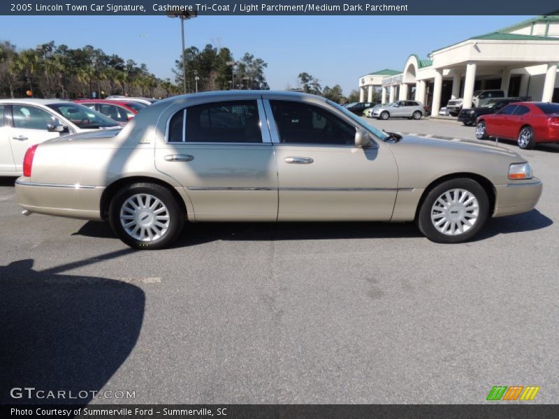Cashmere Tri-Coat / Light Parchment/Medium Dark Parchment 2005 Lincoln Town Car Signature