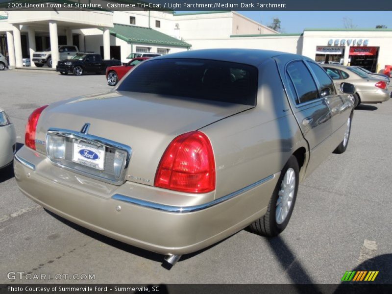 Cashmere Tri-Coat / Light Parchment/Medium Dark Parchment 2005 Lincoln Town Car Signature