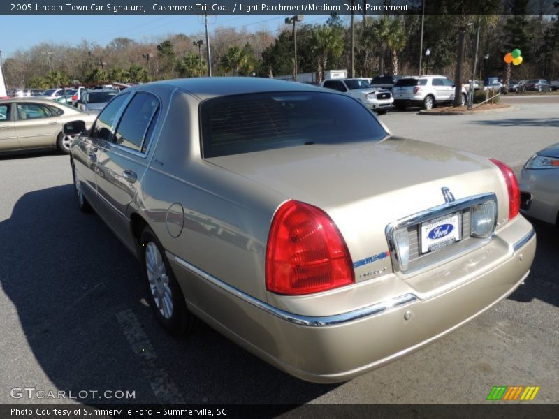 Cashmere Tri-Coat / Light Parchment/Medium Dark Parchment 2005 Lincoln Town Car Signature
