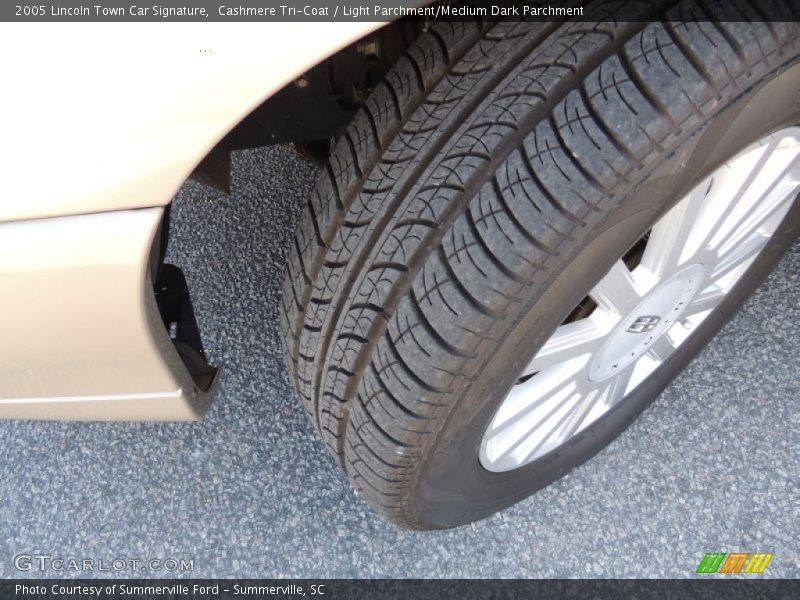 Cashmere Tri-Coat / Light Parchment/Medium Dark Parchment 2005 Lincoln Town Car Signature