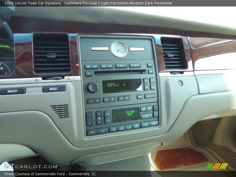Cashmere Tri-Coat / Light Parchment/Medium Dark Parchment 2005 Lincoln Town Car Signature