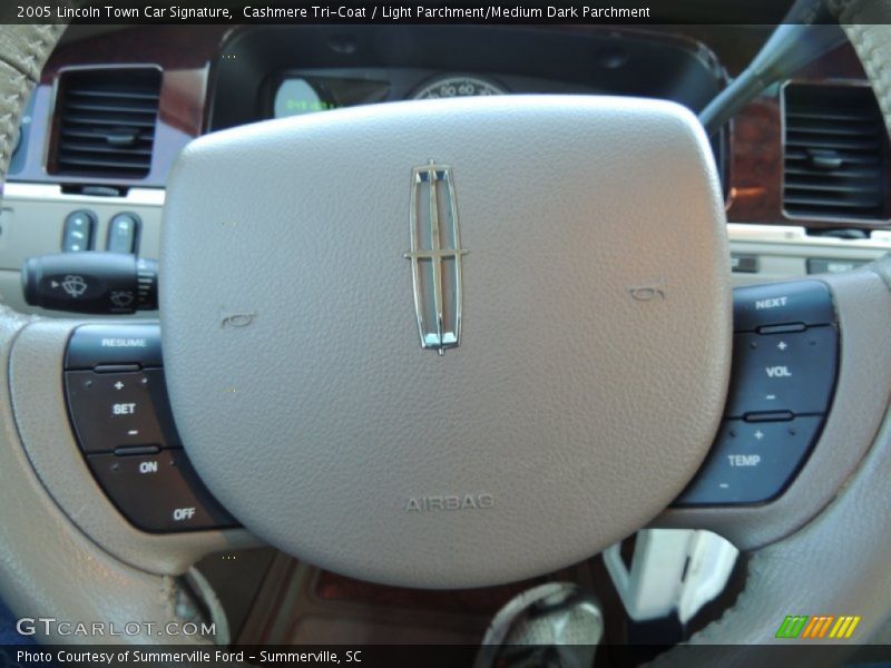 Cashmere Tri-Coat / Light Parchment/Medium Dark Parchment 2005 Lincoln Town Car Signature