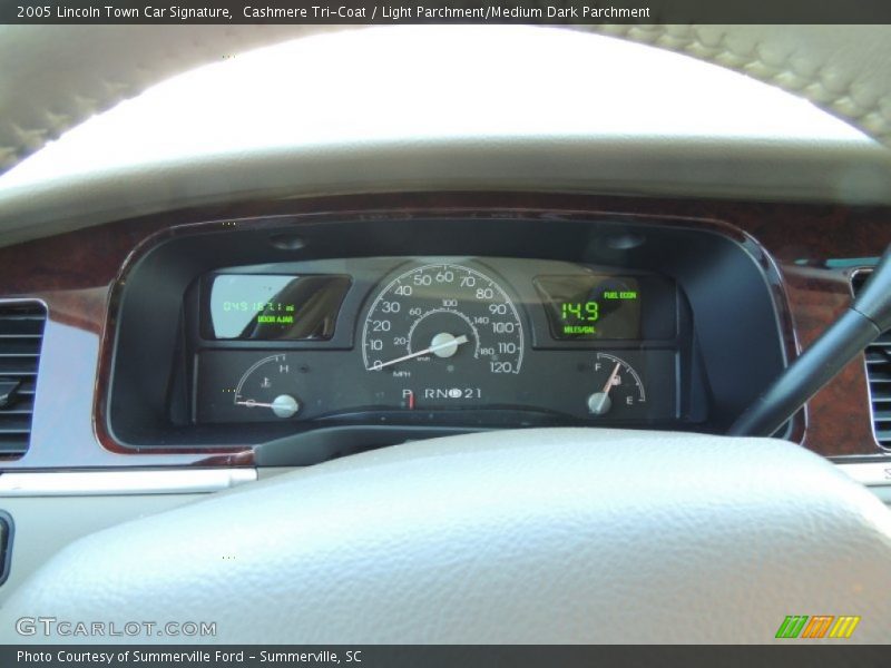 Cashmere Tri-Coat / Light Parchment/Medium Dark Parchment 2005 Lincoln Town Car Signature