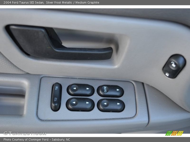 Silver Frost Metallic / Medium Graphite 2004 Ford Taurus SES Sedan
