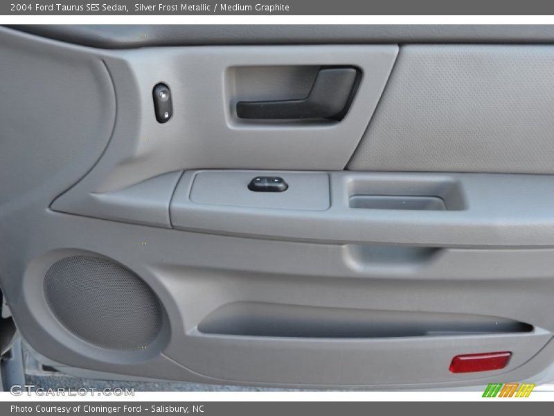 Silver Frost Metallic / Medium Graphite 2004 Ford Taurus SES Sedan