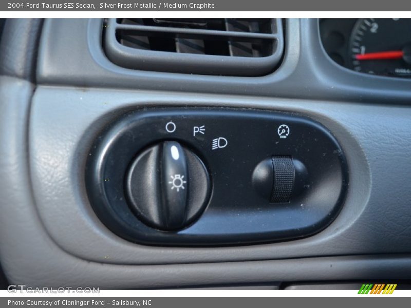 Silver Frost Metallic / Medium Graphite 2004 Ford Taurus SES Sedan