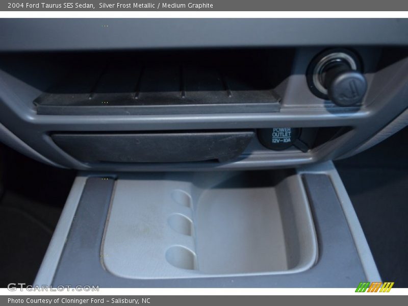 Silver Frost Metallic / Medium Graphite 2004 Ford Taurus SES Sedan