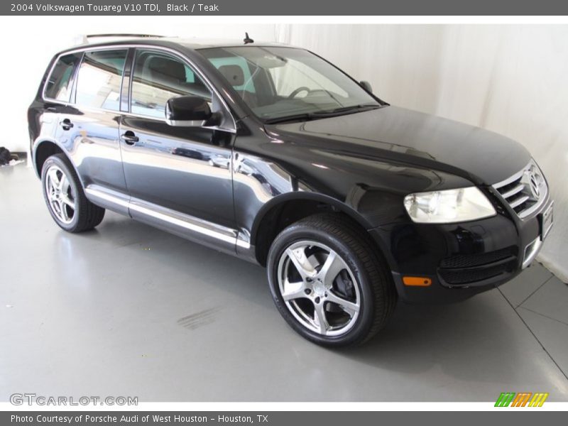 Front 3/4 View of 2004 Touareg V10 TDI