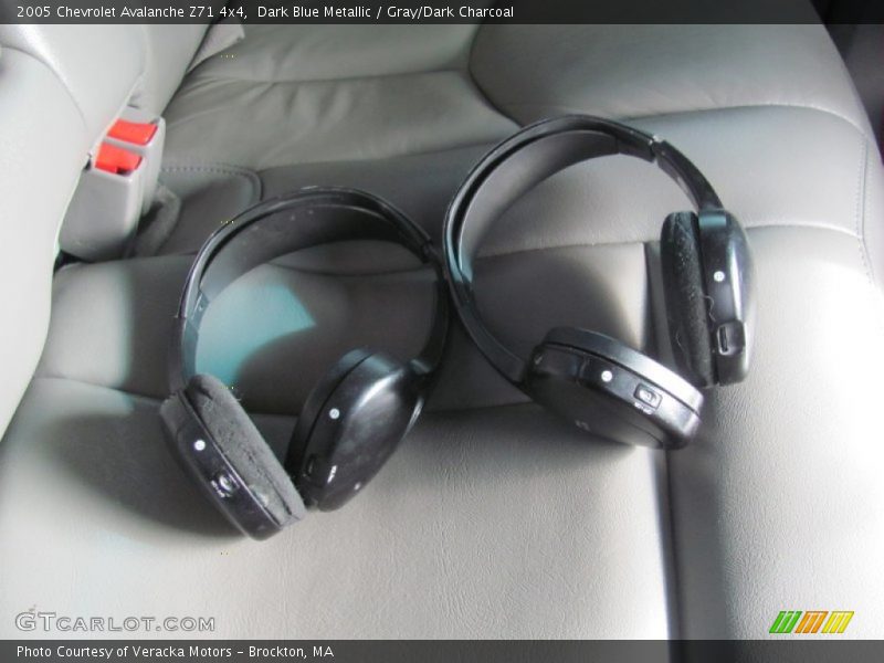 Dark Blue Metallic / Gray/Dark Charcoal 2005 Chevrolet Avalanche Z71 4x4