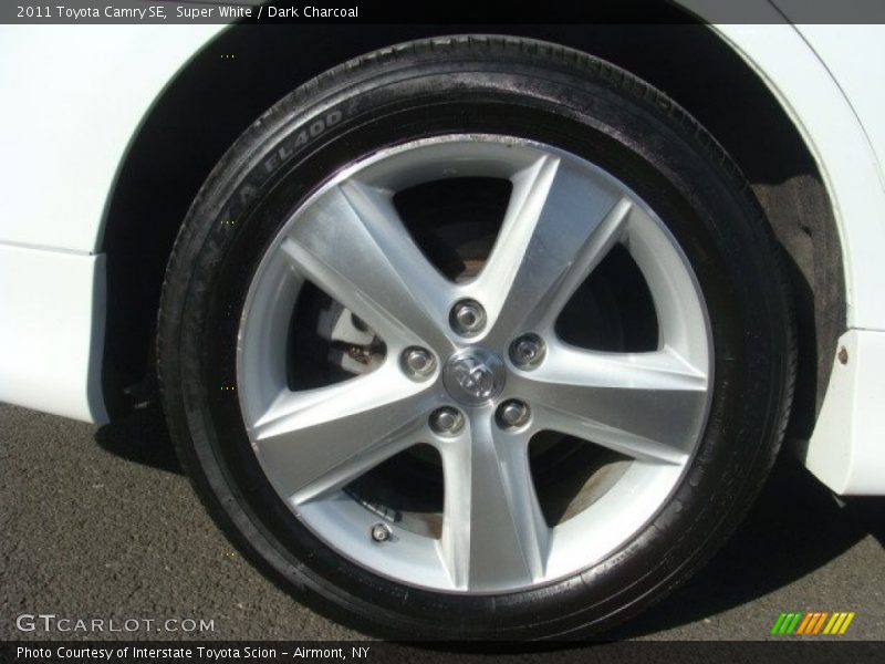 Super White / Dark Charcoal 2011 Toyota Camry SE