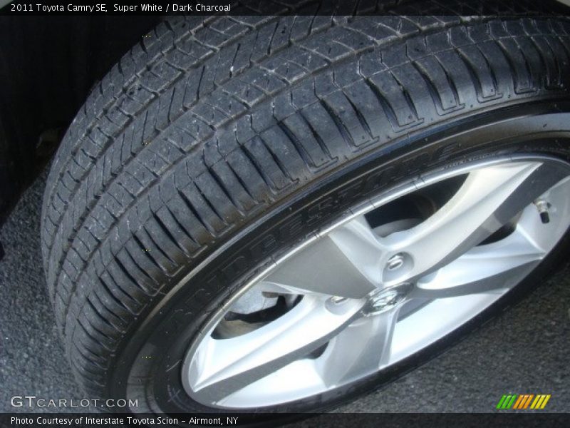 Super White / Dark Charcoal 2011 Toyota Camry SE