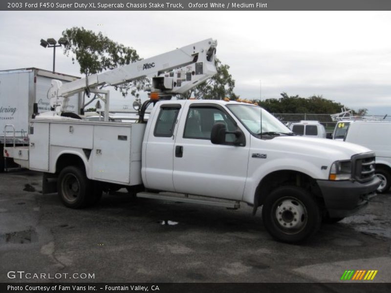 Oxford White / Medium Flint 2003 Ford F450 Super Duty XL Supercab Chassis Stake Truck
